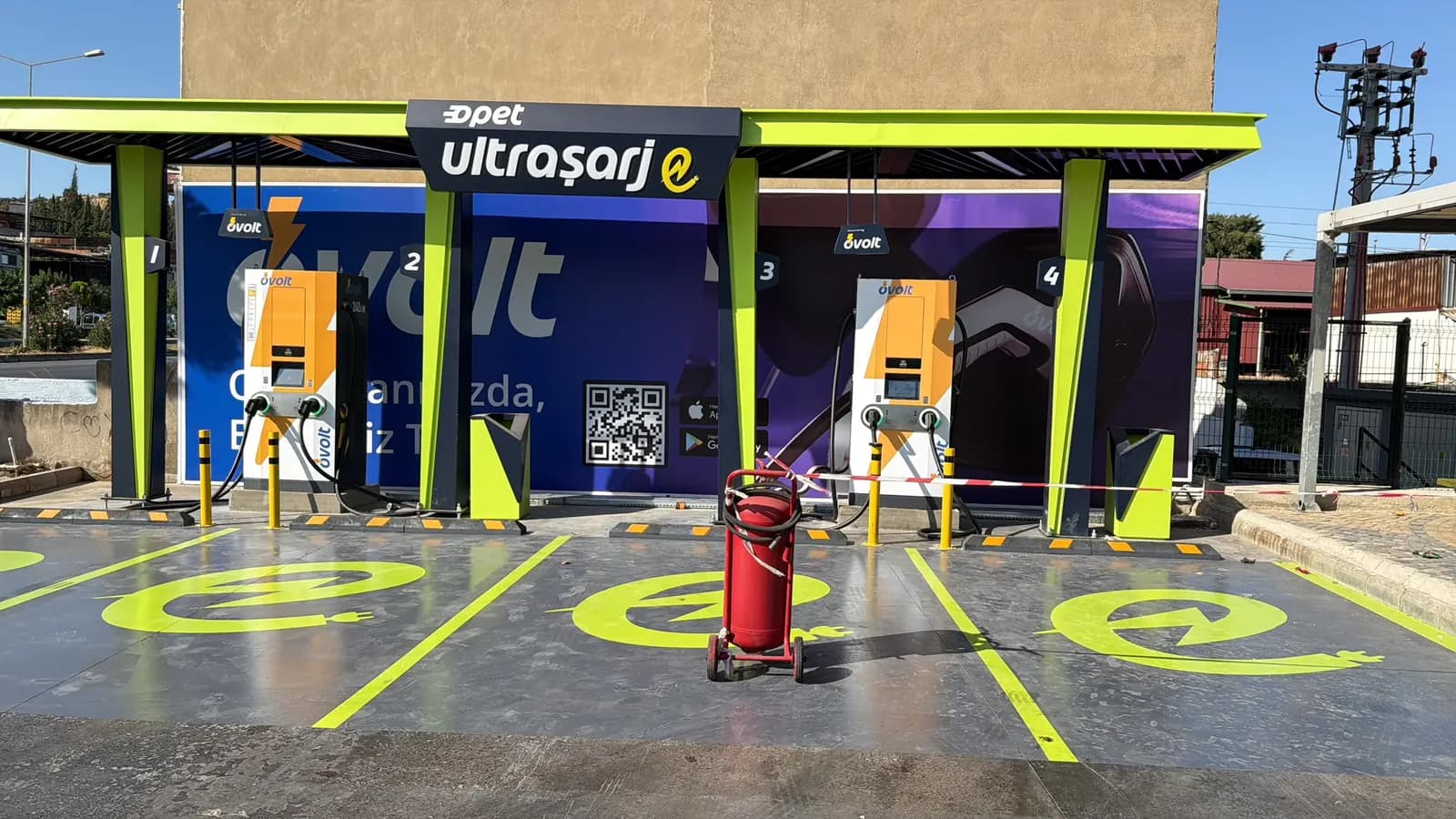 Akaryakıt istasyonunda dört park yerli kanopili DC hızlı şarj istasyonu