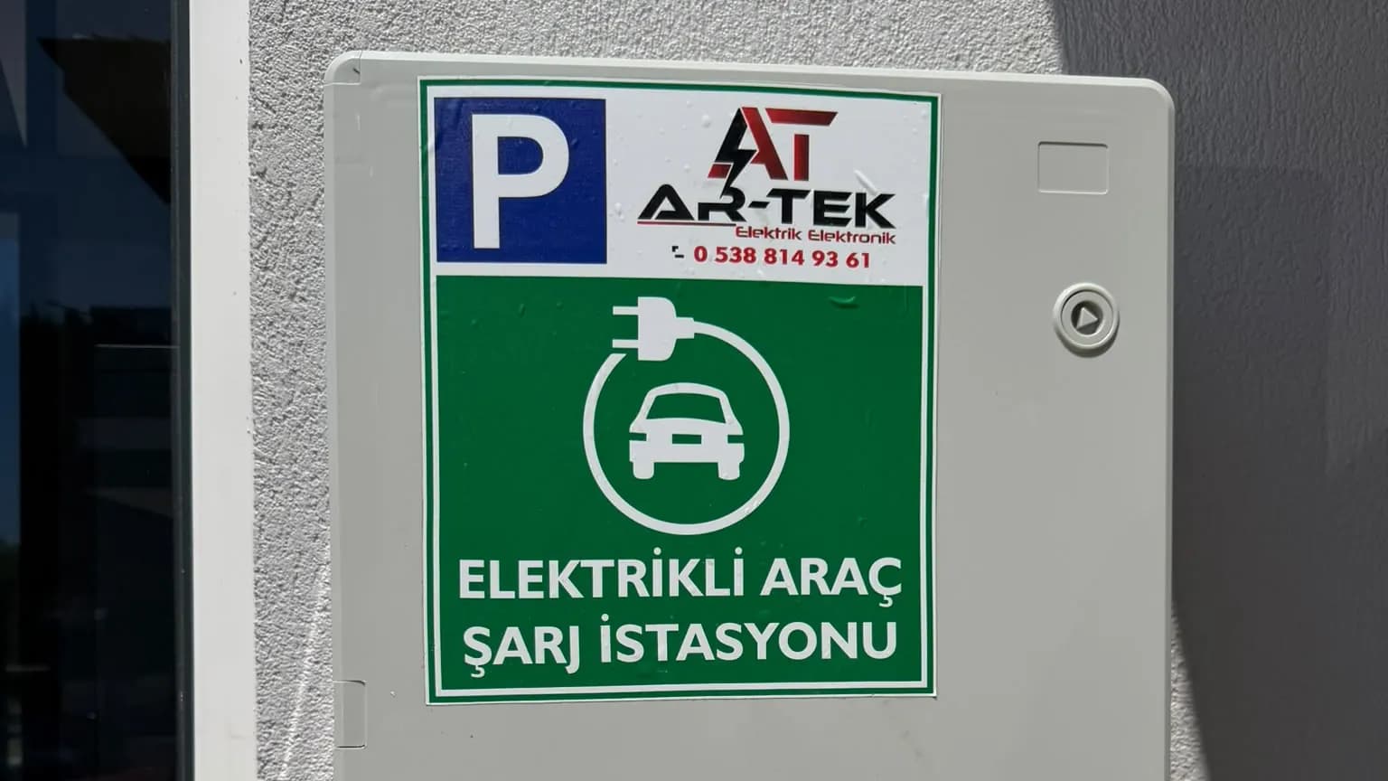 AR-TEK elektrikli araç şarj istasyonu levhası bulunan dış mekân şarj panosu