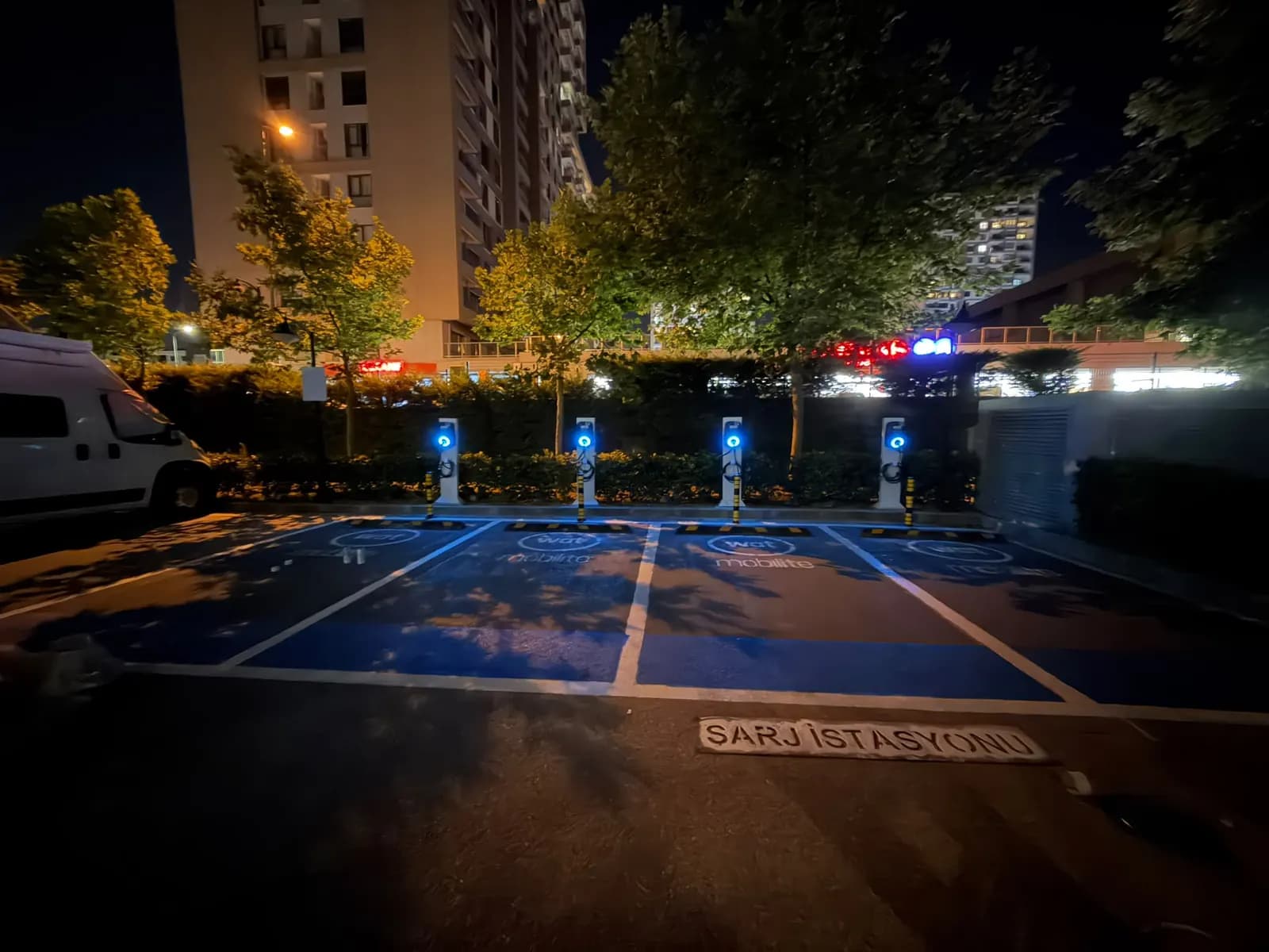 Gece aydınlatmalı site otoparkı araç şarj istasyonu park alanı