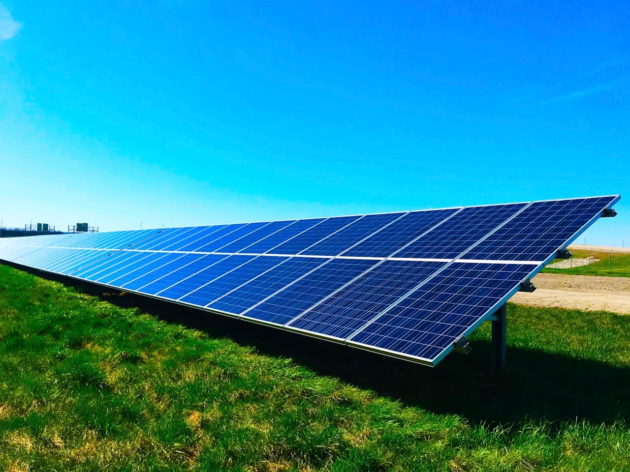 AR-TEK teknisyeni saha kurulumu sırasında elektrik panosu üzerinde çalışırken