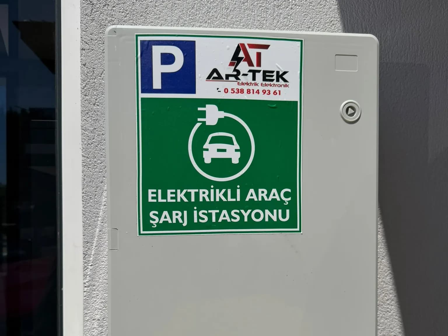 AR-TEK tarafından kurulan araç şarj istasyonu panosu ve elektrikli araç şarj istasyonu levhası