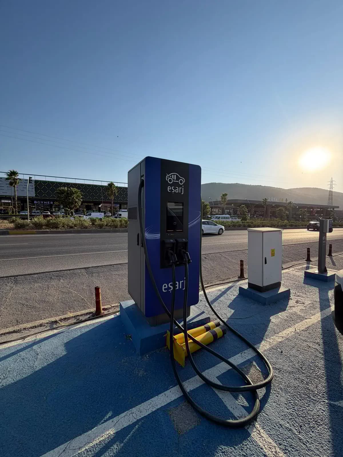 AVM önü otoparkta çift soketli DC hızlı araç şarj istasyonu ve dağıtım panosu