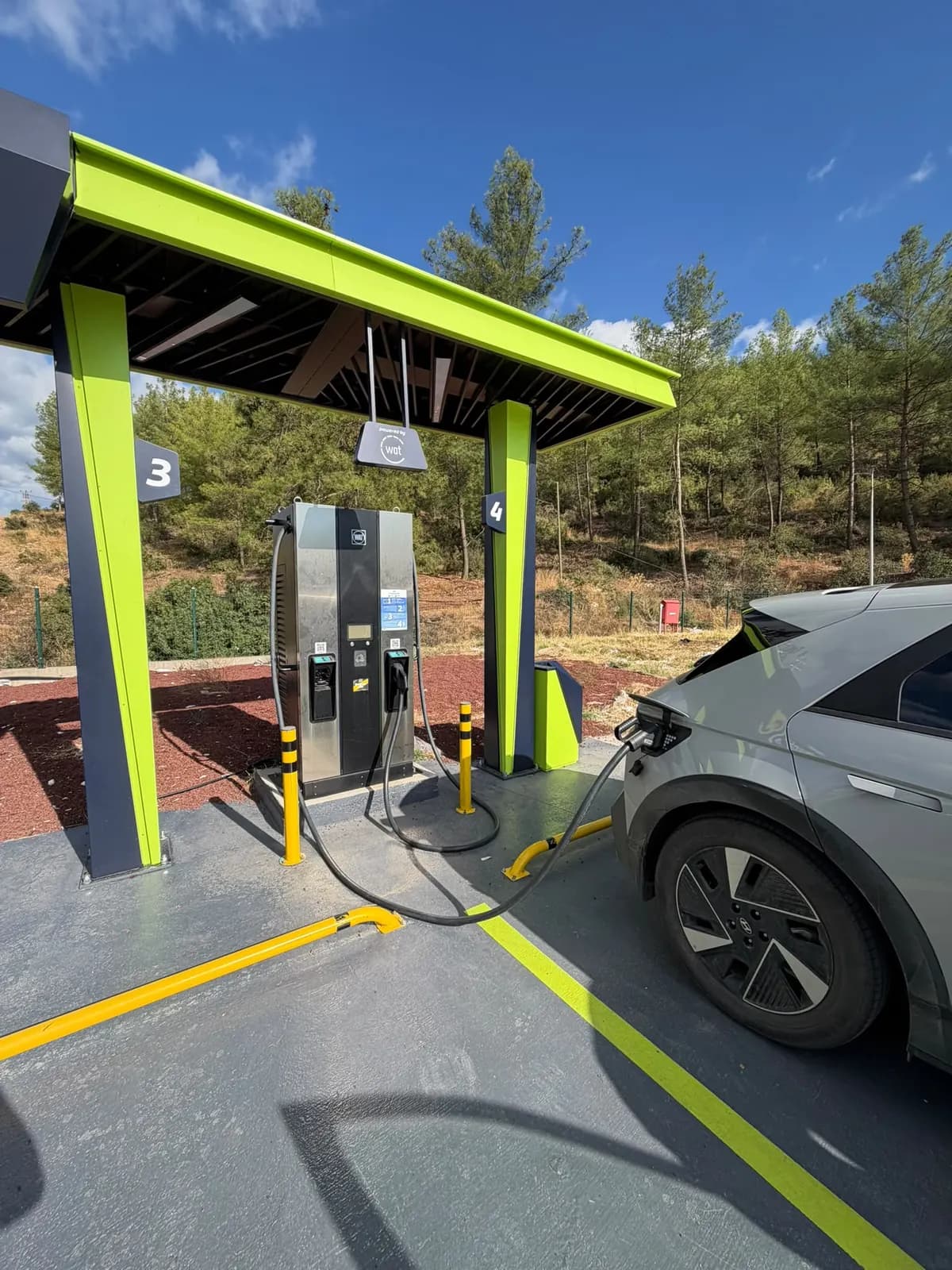 Kanopili DC hızlı şarj istasyonunda şarj olan elektrikli otomobil