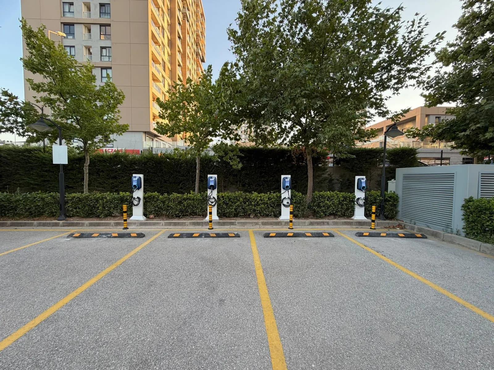 Site otoparkında dört park yerine kurulmuş araç şarj istasyonları