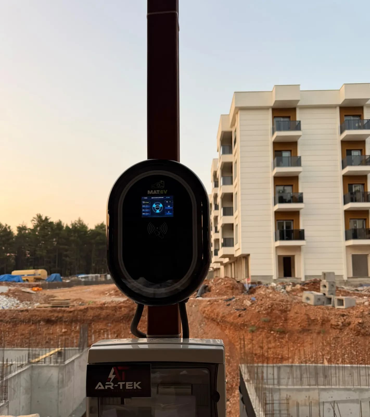 İnşaatı süren konut projesinde AR-TEK panolu wallbox şarj altyapısı